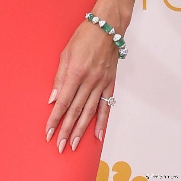 O esmalte nude foi a opção de Heidi para cruzar o tapete vermelho do Emmy Awards, em agosto de 2014